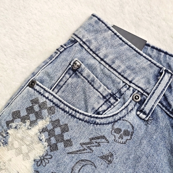 Indigo Distressed Denim Sketch Art Shorts – by Blackheart Hot Topic Sz 5 - Picture 4 of 9